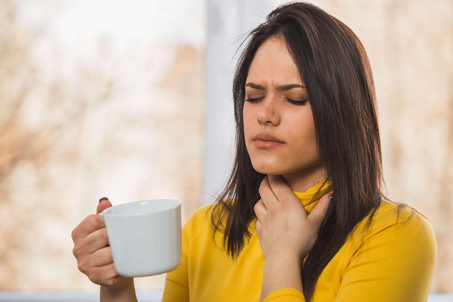 Боль в горле вечером. Sore throat. Девушка боль в горле. У девушки болит горло. E ltleirb ,jkbn ujhkj.